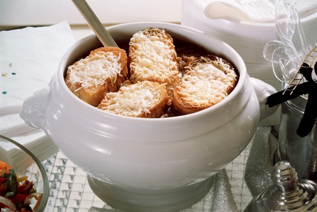 Французский луковый суп с тимьяном и чесночными крутонами с сыром