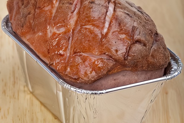 Французский мясной хлеб с черносливом и фисташками