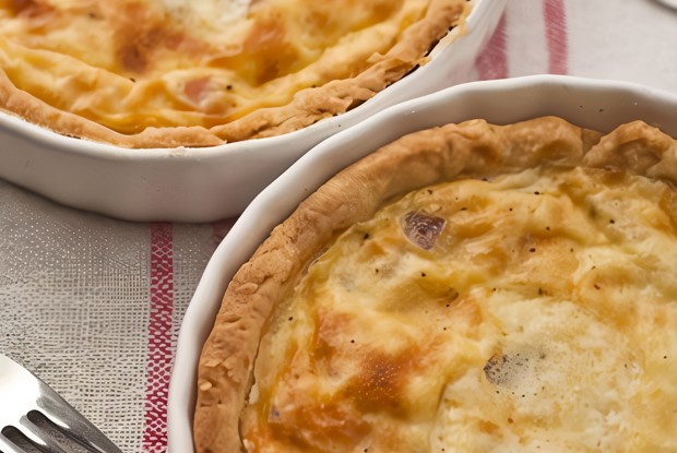 Французский сырный пирог с яблоками и ветчиной
