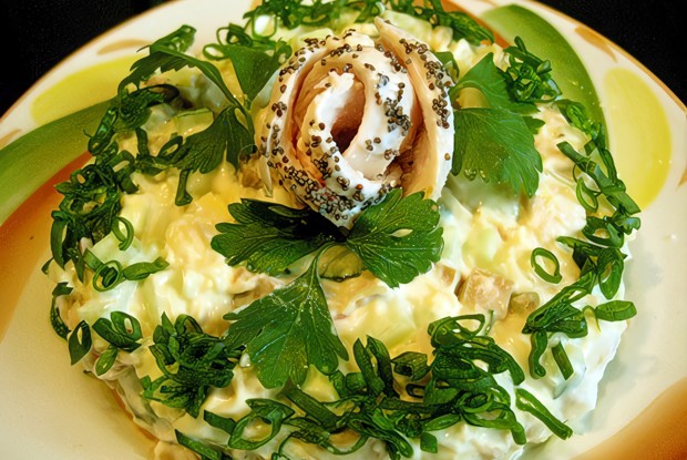 Французский салат с копченой колбасой