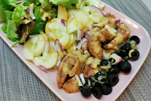 Французский салат с печенью трески