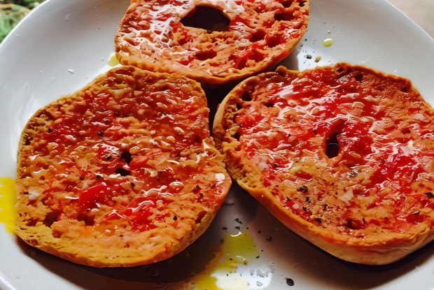 Багель с помидорами и чесноком