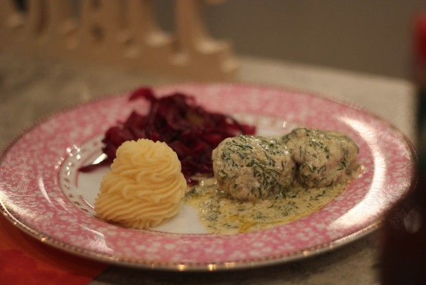 Фрикадельки c кремовой заправкой из сметаны с соусом табаско