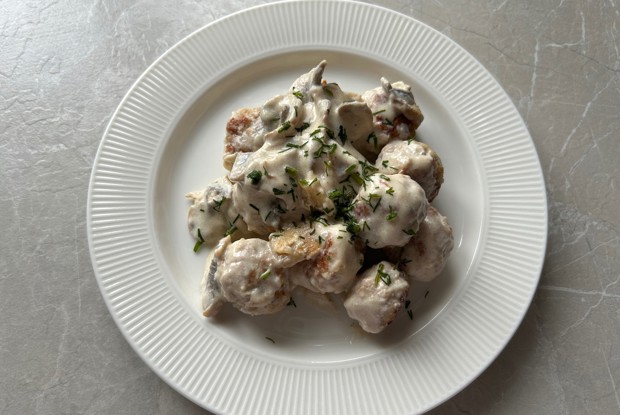 Фрикадельки в сливочном соусе с грибами