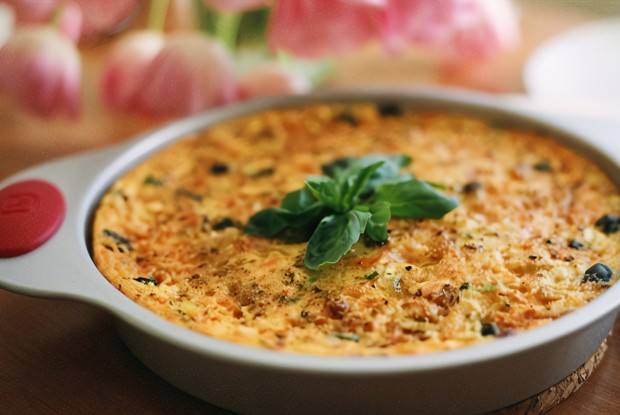 Фриттата из кабачков и моркови с оливками