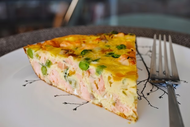 Фриттата с беконом, зеленым горошком и козьим сыром от Гордона Рамзи