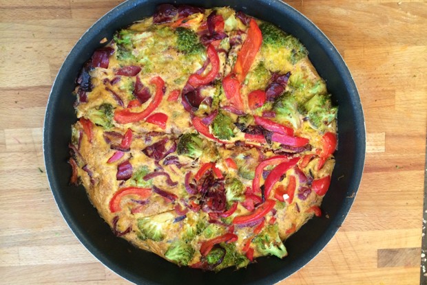 Фриттата с брокколи, красным перцем и ветчиной брезаола