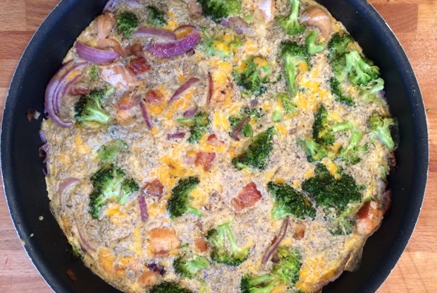 Фриттата с копченым лососем и брокколи