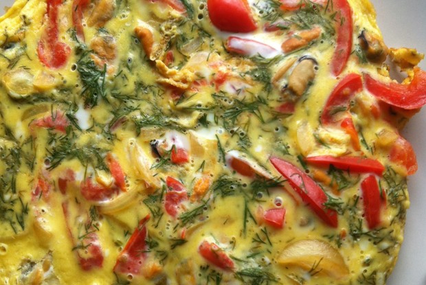 Фриттата с мидиями и овощами