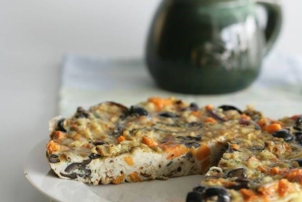 Фриттата с оливками, бататом и красным луком