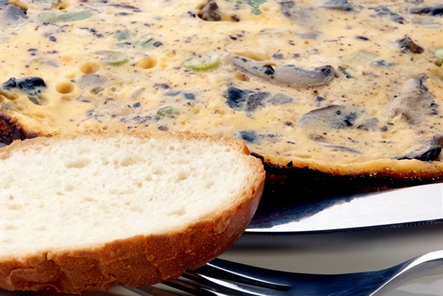 Фриттата с расплавленным сыром и грибами