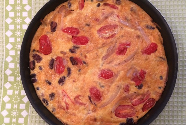 Фриттата с шалотом, помидорами черри и красной фасолью