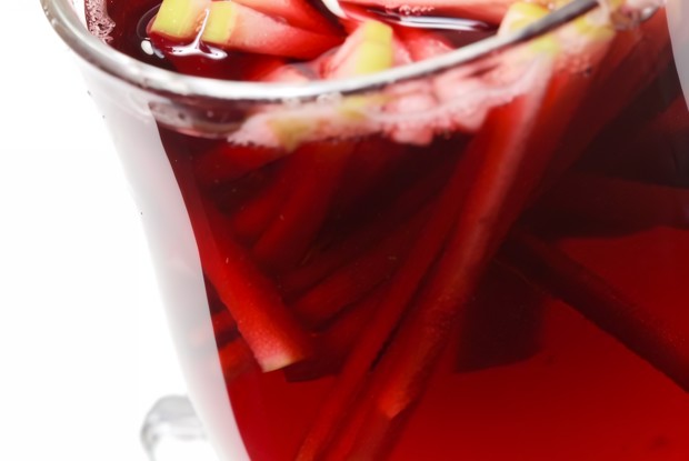 Фрукты в красном вине