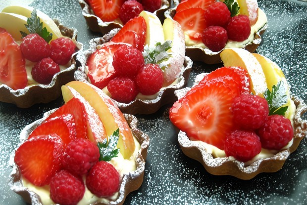 Фруктовые пирожные с сыром маскарпоне и белым шоколадом