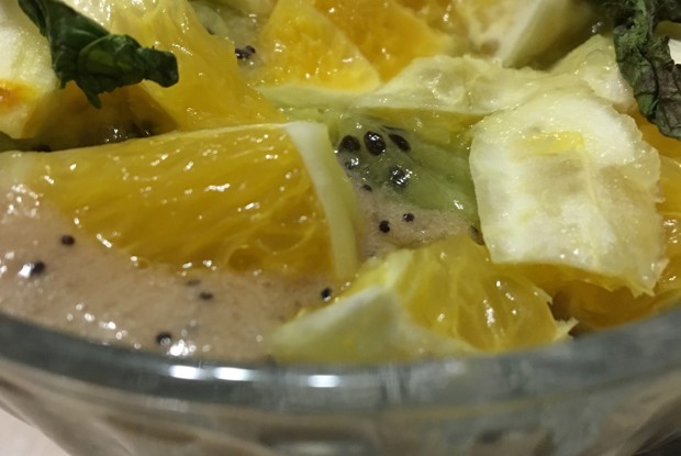 Фруктовый десерт с бананово-маковым соусом