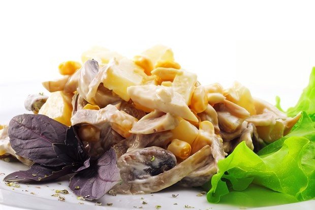 Фруктовый куриный салат с ананасами и кокосом