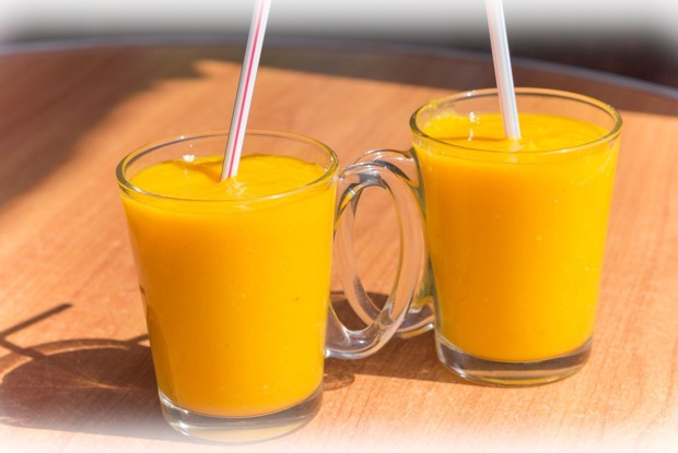 Фруктовый манго-апельсиновый коктейль