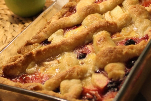 Фруктовый пирог с яблоками и сливами