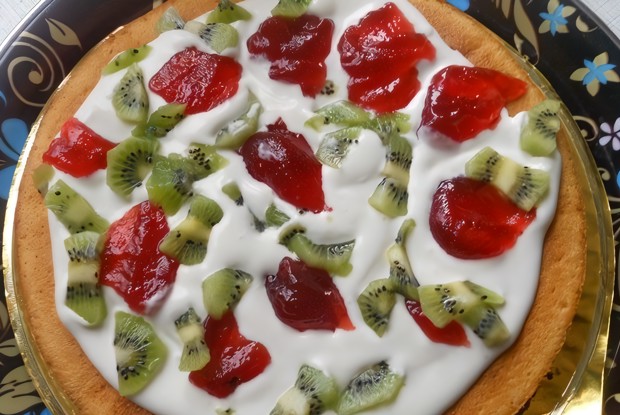 Фруктовый салат с клубникой и киви под сметанным соусом