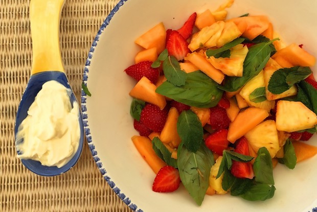 Фруктовый салат с соусом крем-фреш