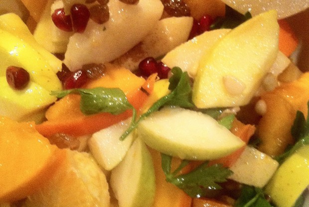 Фруктовый салат с зернами граната и зеленью