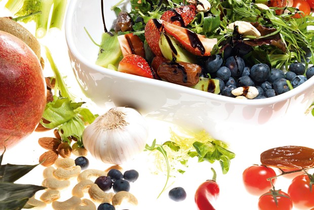 Салат с фруктами и овощами