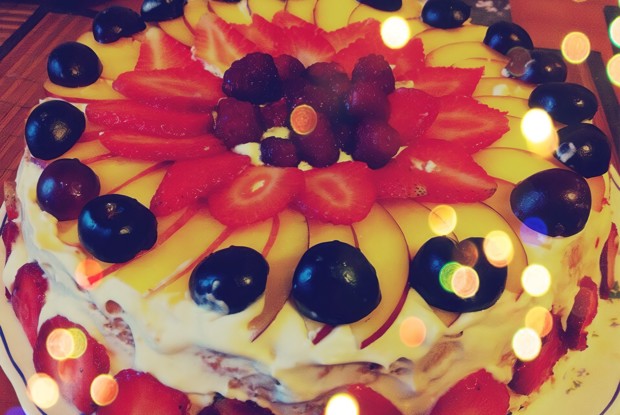 Фруктовый торт со взбитыми сливками