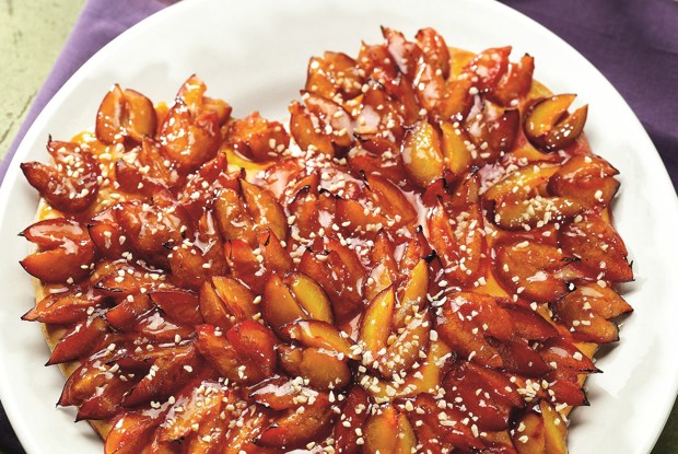 Фруктовое сердце со сливами