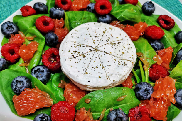 Фруктово-ягодный салат с камамбером и шпинатом