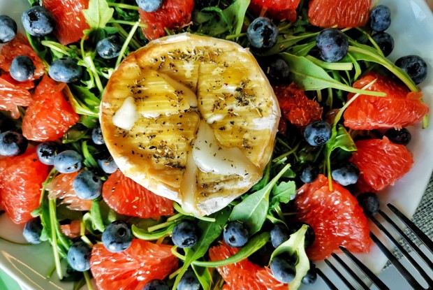 Фруктово-ягодный салат с камамбером