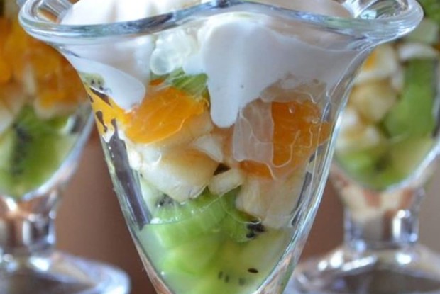 Фруктовый десерт с ликером