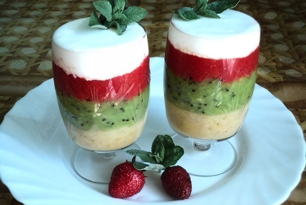 Фруктовый десерт с мороженым