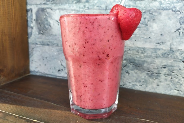 Фруктовый смузи с клубникой