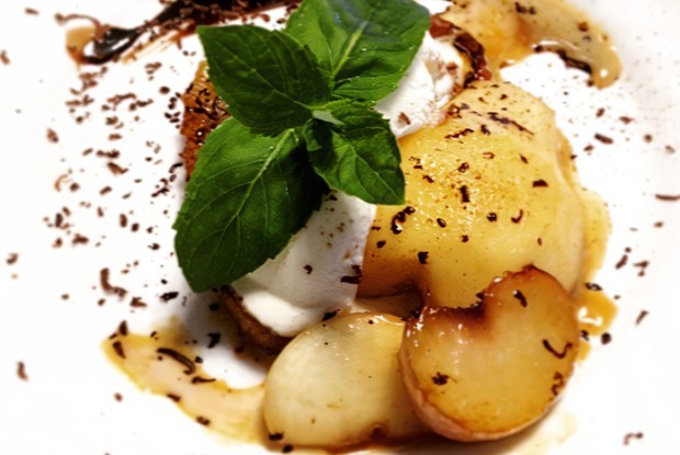 Фрукты фламбе с мороженым