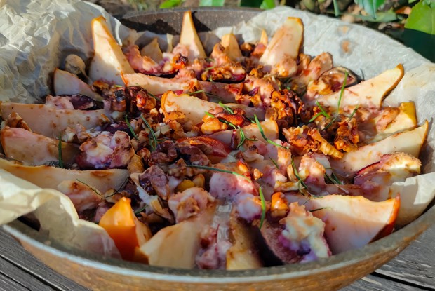 Фрукты с сыром и орехами