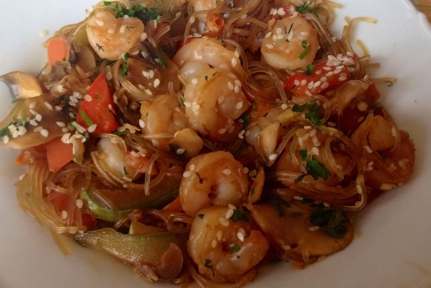 Фунчоза с креветками и овощами