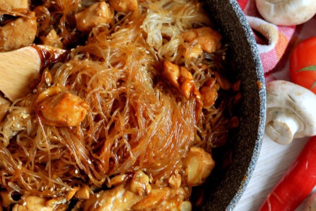 Фунчоза с курицей и кореньями в соевом соусе