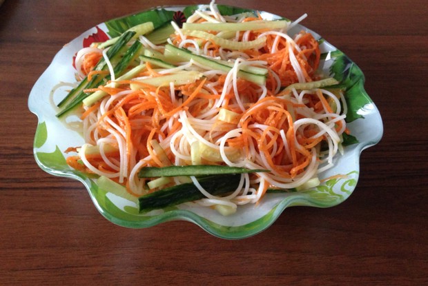 Фунчоза с морковкой и свежим огурцом