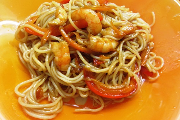 Фунчоза с овощами, креветками и кунжутом