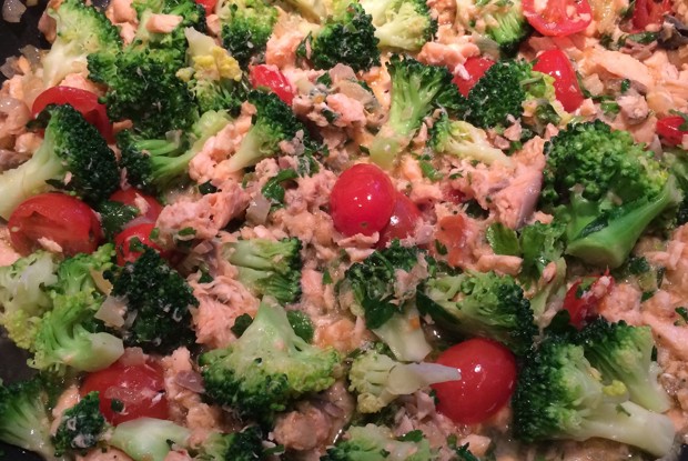 Фузилли с броколи и двумя видами лососевых