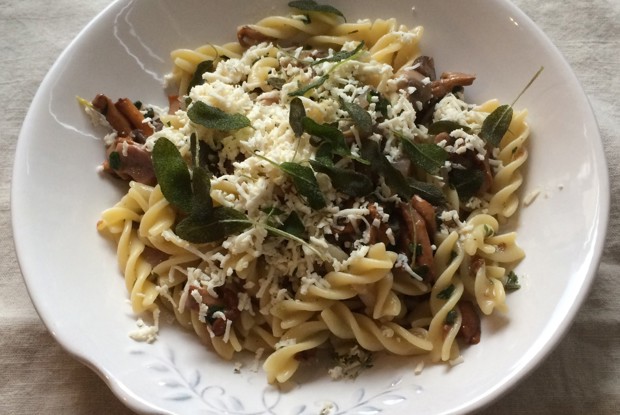 Фузилли с лесными грибами и шалфеем