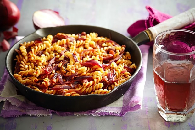 Фузилли с луковым соусом