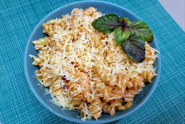 Фузилли с помидорами черри и пармезаном