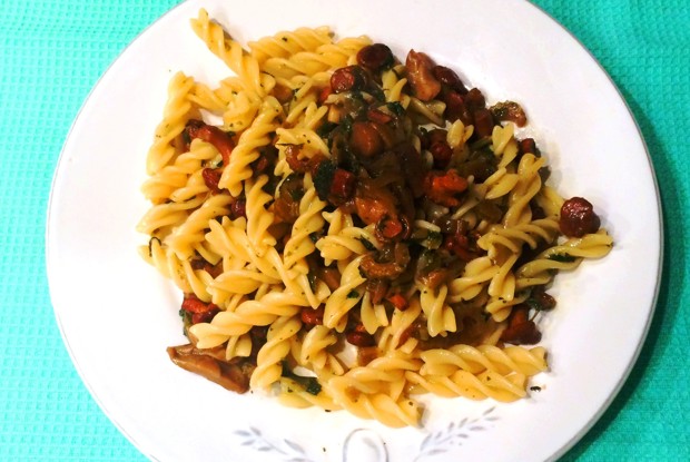 Фузилли с рагу из лисичек и крапивы