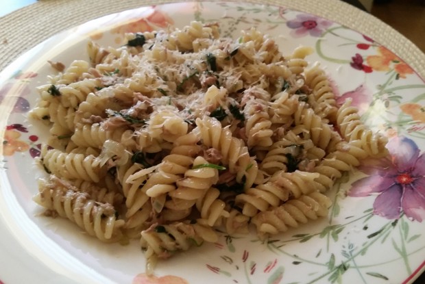 Фузилли с тунцом и шпинатом