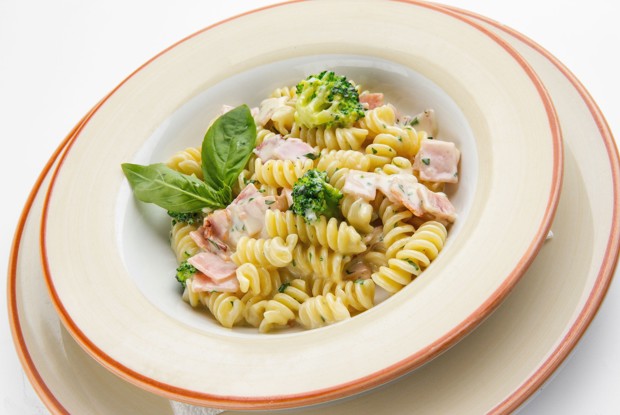 Фузилли с ветчиной и брокколи