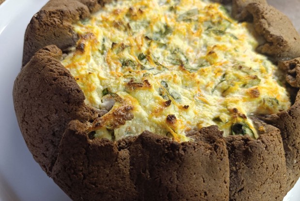 Галета на ржаной муке с творогом, шпинатом и морковью