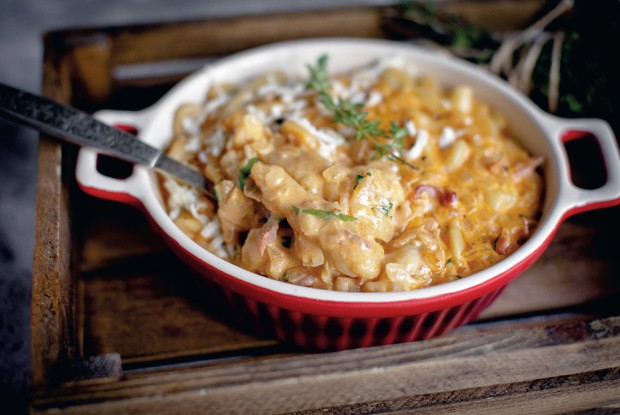 Галушки с беконом и чесноком, запеченные под сыром