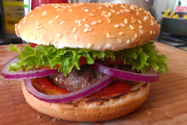 Гамбургер из говядины с соусом из меда и чили