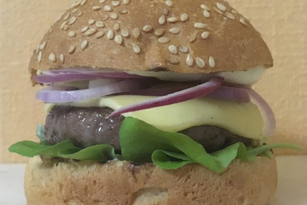 Гамбургер из говядины с руколой и красным луком